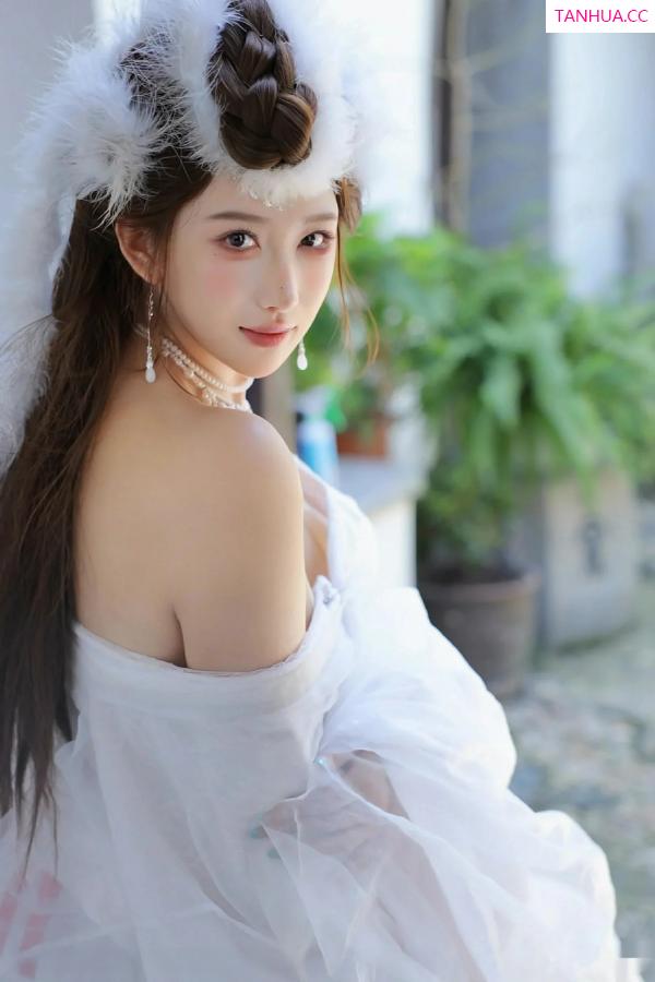   [XiuRen]高清写真图 2025.10.09 No.10843 金允希Yuki 低胸长裙第15张图片
